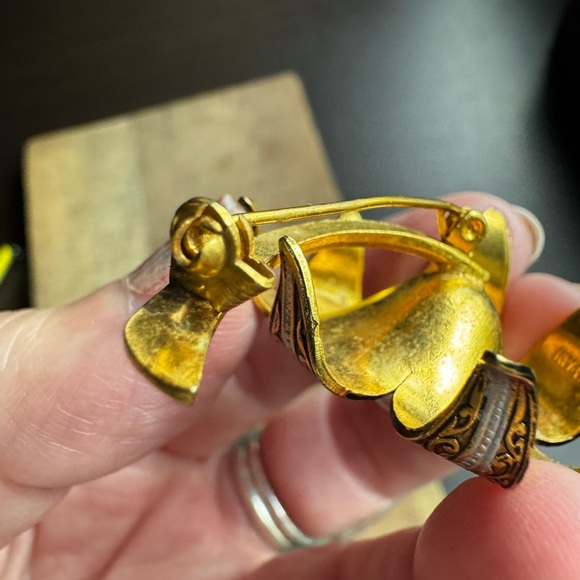 Vintage Spain Damascene Black, Gold Silver Tone Faux Pearl Large Flower Brooch - Picture 6 of 9